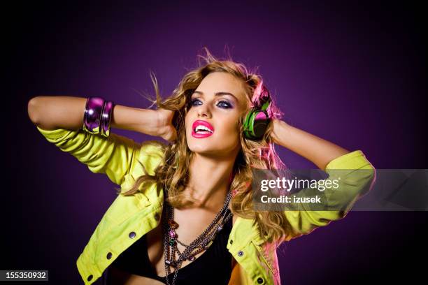 sinnlich disco mädchen - boygroup stock-fotos und bilder