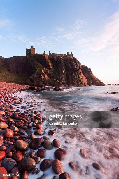 dunnottar bay at sunrise. - aberdeen schottland stock pictures, royalty-free photos & images