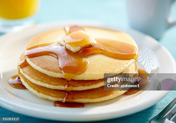 pfannkuchen mit butter und sirup - pfannkuchen stock-fotos und bilder