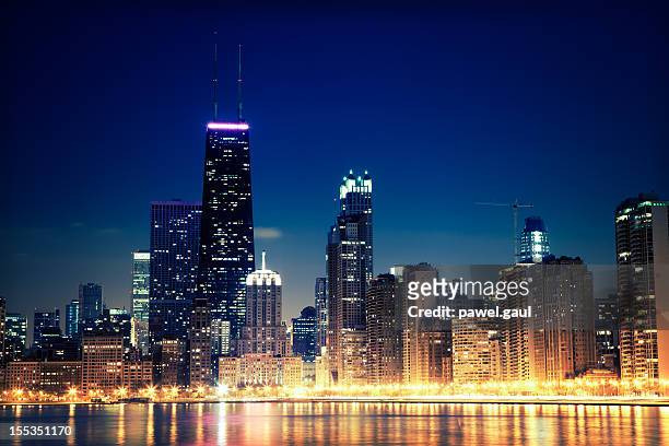 chicago skyline by night - hancock building chicago stock pictures, royalty-free photos & images