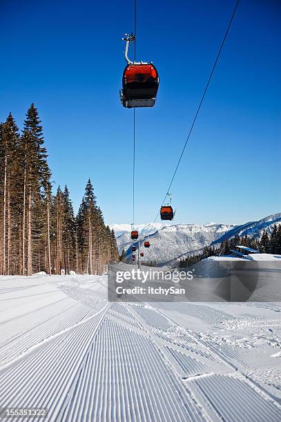 skiing track and overhead cable cars - tatras slovakia stock pictures, royalty-free photos & images