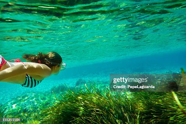 girl diving underwater - menorca stockfoto's en -beelden