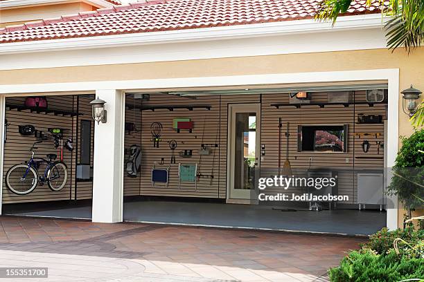 organisation: gut organisiert garage - garage door stock-fotos und bilder