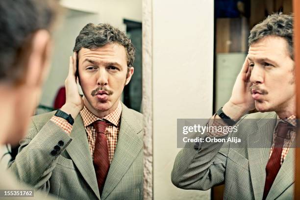 homme regarde reflet dans le miroir - crane photos et images de collection