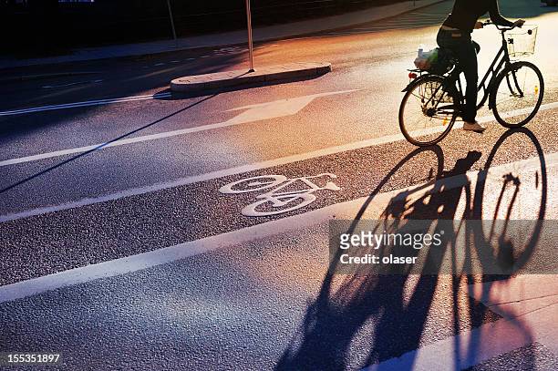 bicyclist-rad lane - bicycle lane stock-fotos und bilder