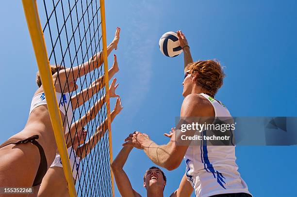 beach volleying action - volleren stockfoto's en -beelden