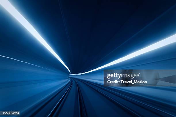 tunnel-motion light wanderwege - bahntunnel stock-fotos und bilder