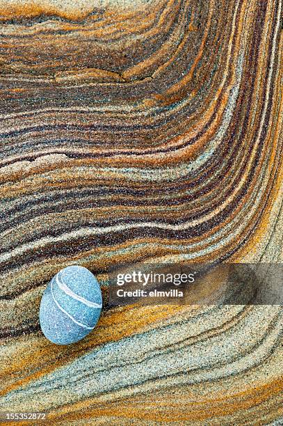 abstract colorful striped pattern in sandstone rock - sedimentary stockfoto's en -beelden