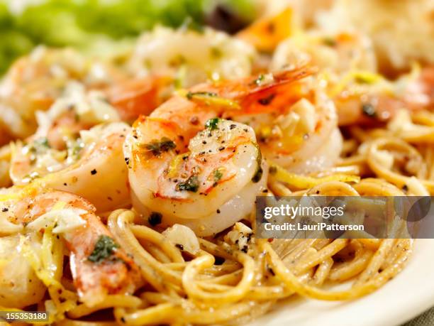 gamba rebozada - linguini fotografías e imágenes de stock