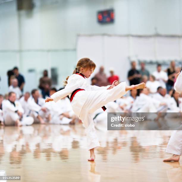 ragazzi di karate concorrenza - kung fu foto e immagini stock