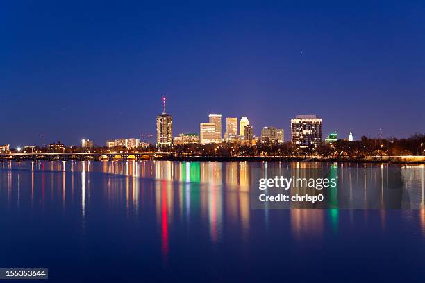 edificios de tulsa en crepúsculo - tulsa fotografías e imágenes de stock