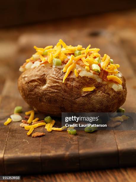 baked potato - gepofte-aardappel stockfoto's en -beelden