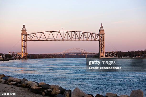 olhar para baixo o canal do cabo cod - ponte ferroviária imagens e fotografias de stock