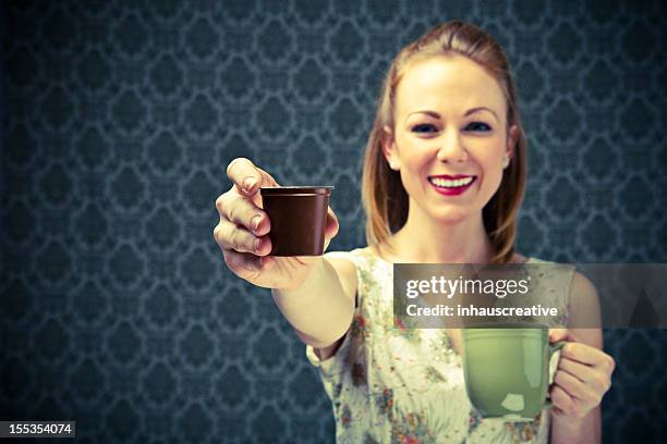 50's hausfrau genießen sie ihren kaffee-kapsel - coffee capsules stock-fotos und bilder