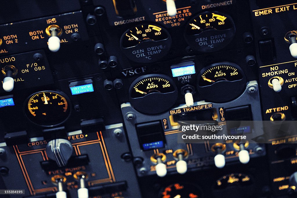 Nachtaufnahme von Boeing 737-300 Overhead-Panel