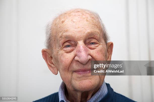 sênior masculino de 90 anos retrato - mais de 90 anos - fotografias e filmes do acervo