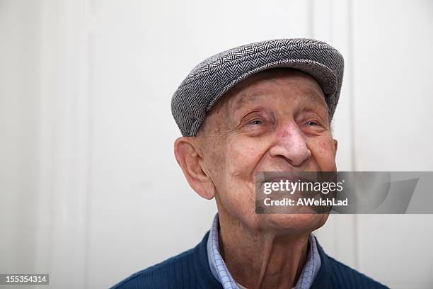 senior hombre 90 años, agotan zigzag con tapa gris - gorra plana fotografías e imágenes de stock