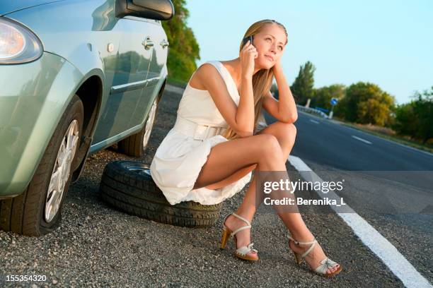 llame para obtener ayuda - flat tire fotografías e imágenes de stock