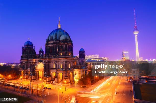 berliner wahrzeichen bei nacht - berlin cathedral stock-fotos und bilder