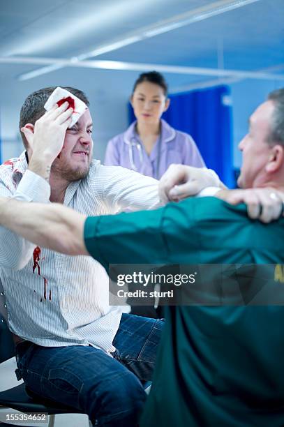 a violência para pessoal hospitalar - attack imagens e fotografias de stock