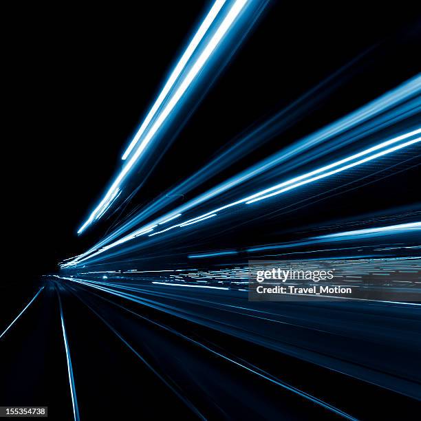 abstrato, longa exposição, azul e desfocadas luzes da cidade - light trail - fotografias e filmes do acervo
