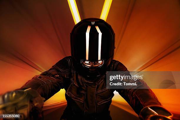 motociclista en túnel - casco herramientas profesionales fotografías e imágenes de stock