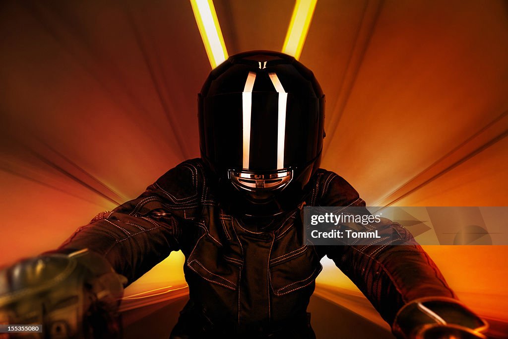 Motociclista em túnel