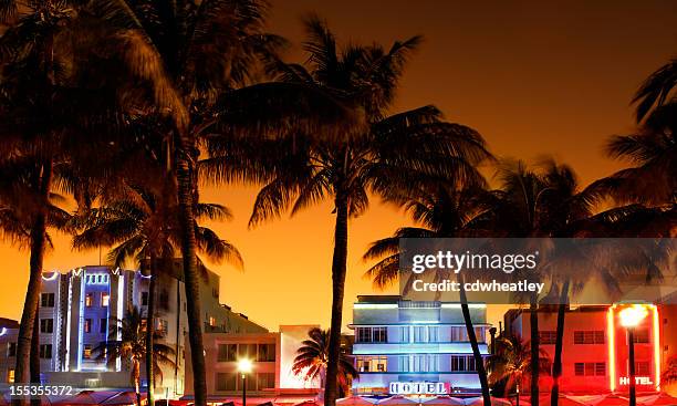 art-deco-hotels und restaurants in south beach, miami bei sonnenuntergang - miami beach stock-fotos und bilder