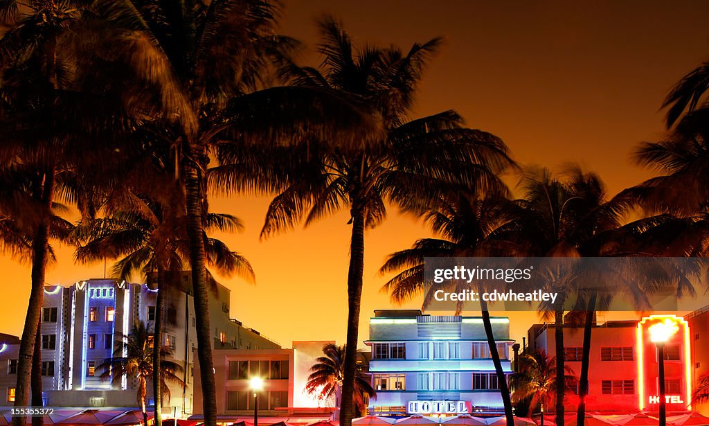 Art Decó en los hoteles y restaurantes de South Beach, Miami, durante la puesta del sol
