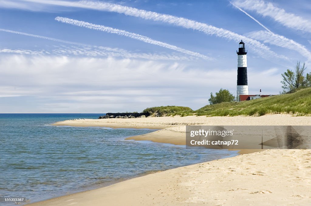Farol e Praia no verão com Céu dramático fundo