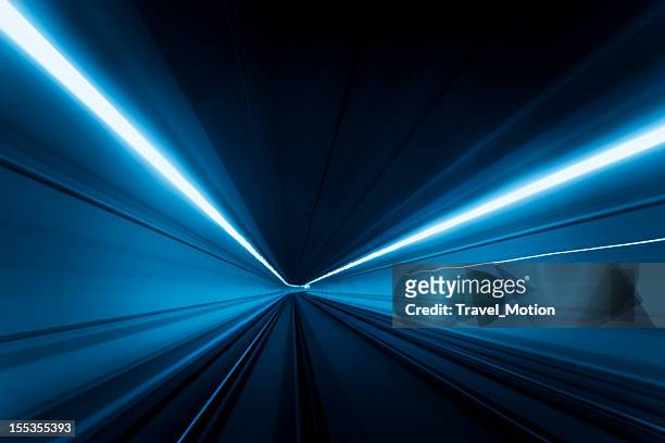 tunnel di velocità movimento scie di luce - velocità foto e immagini stock