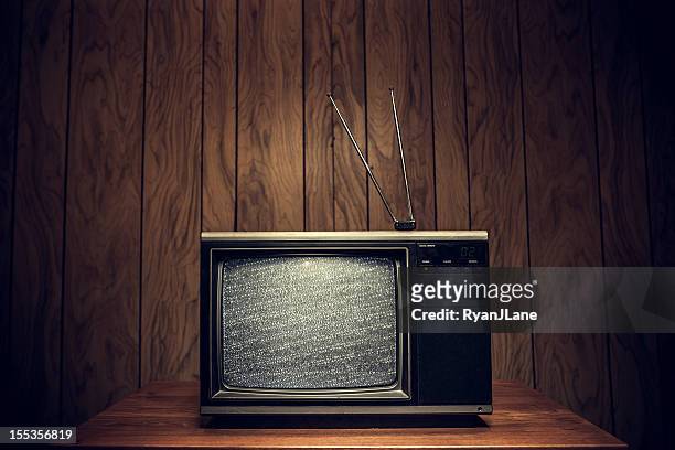 holzvertäfelungen retro-fernseher im wohnzimmer - living room television stock-fotos und bilder