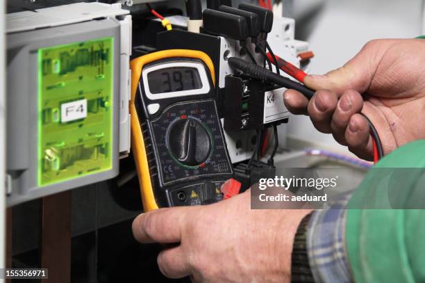 comprobación electric potencial - cuadro de distribución fotografías e imágenes de stock