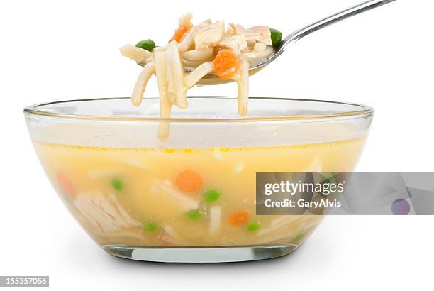 sopa de pollo con fideos con trazado de recorte - sopa de pollo con fideos fotografías e imágenes de stock