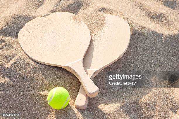 beach  racquets and ball - tennis racquet stockfoto's en -beelden
