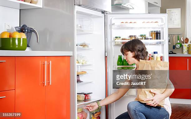 casalinga frigorifero organizzazione - arrangiare foto e immagini stock