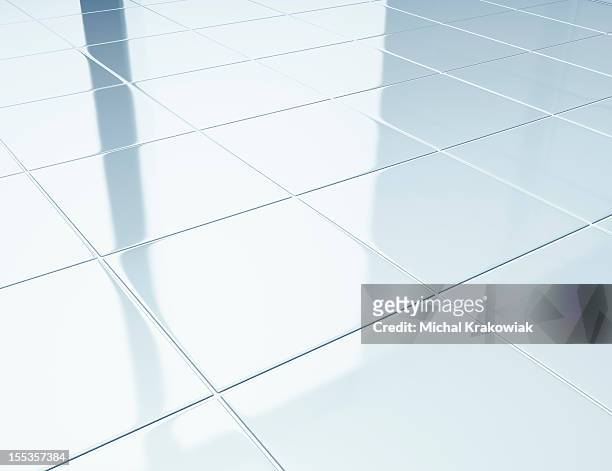piastrelle bianche su un pavimento nel bagno - pavimento foto e immagini stock