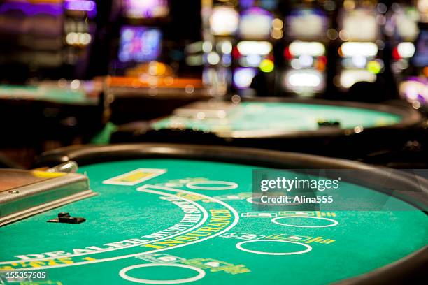blackjack table - casino table games stockfoto's en -beelden