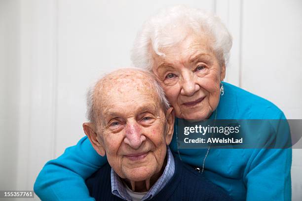 altes paar heiraten 69 jahren; fokus auf den mann - 80 89 years stock-fotos und bilder