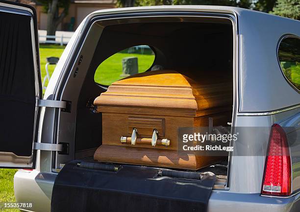 casket auf einen leichenwagen - coffin stock-fotos und bilder