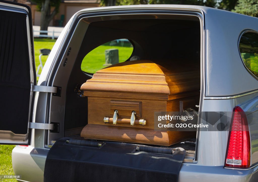 Casket en un coche fúnebre