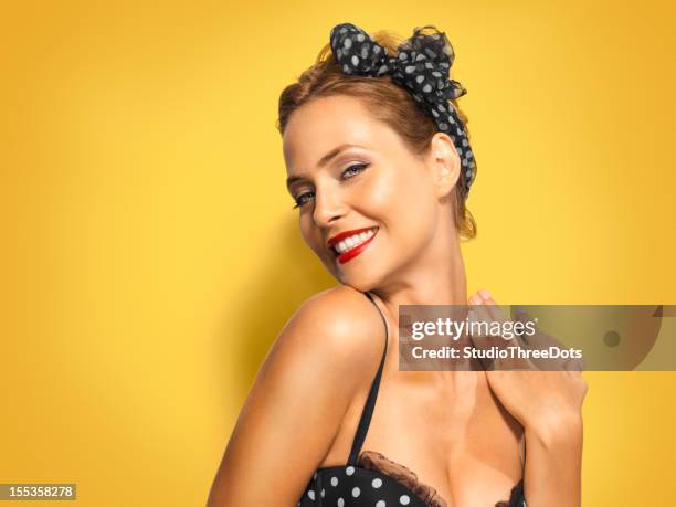 hermosa mujer joven en estilo de contacto - pinup look fotografías e imágenes de stock