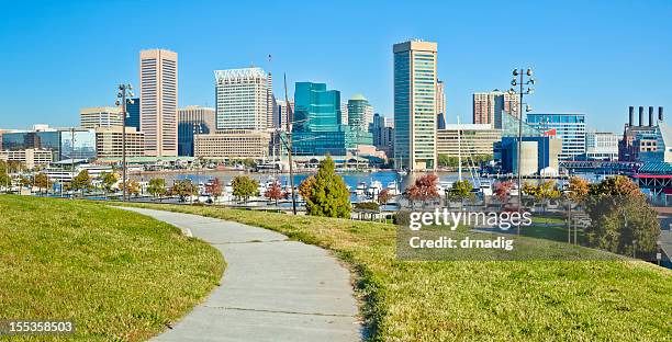 baltimore inner harbor blick auf federal hill - baltimore stock-fotos und bilder