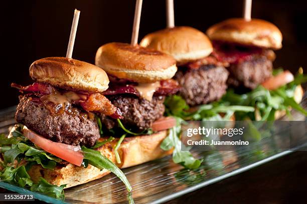hamburguesas pequeñas - carne de vaca wagyu fotografías e imágenes de stock