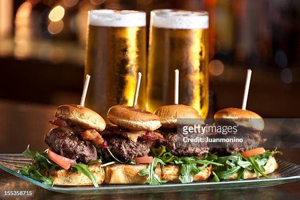 mini burgers and beer - mini bar stockfoto's en -beelden
