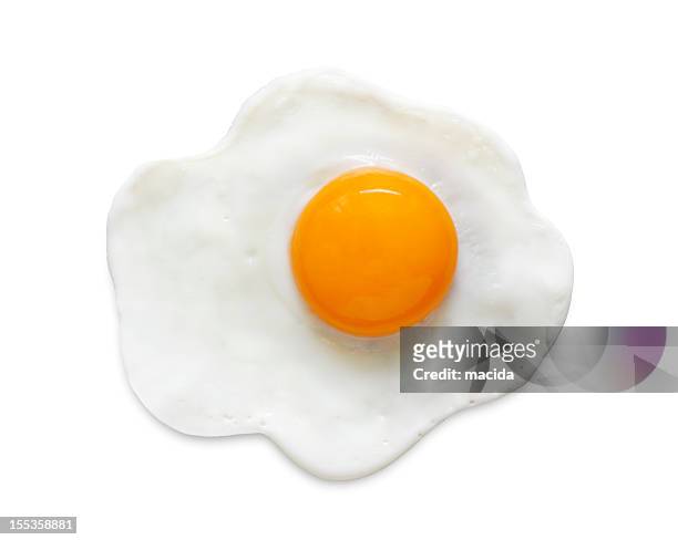 fried egg (clipping path) - breakfast eggs stockfoto's en -beelden