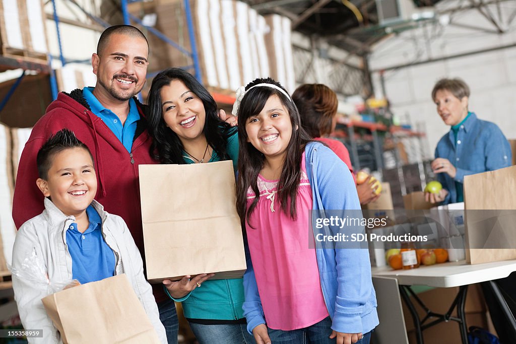 Família segurando Doações a um banco de doação de alimentos