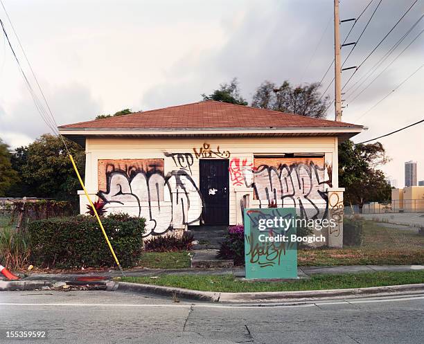 verlassenen graffiti überdachte vandalized miami zuhause sind - vandalismus haus stock-fotos und bilder