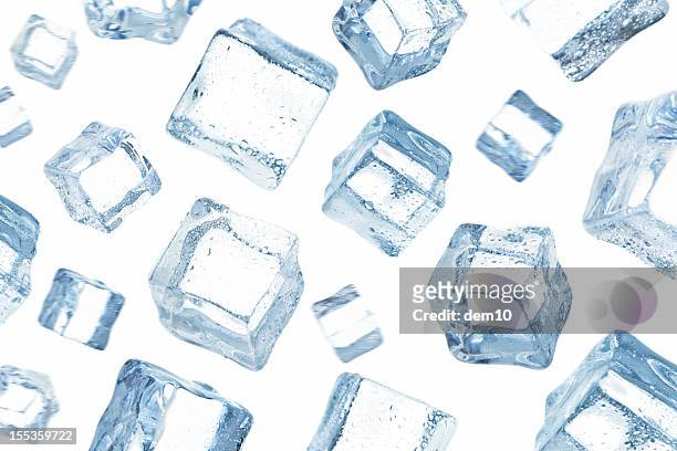 cubes de glace tomber dans le ciel - glaçons photos et images de collection