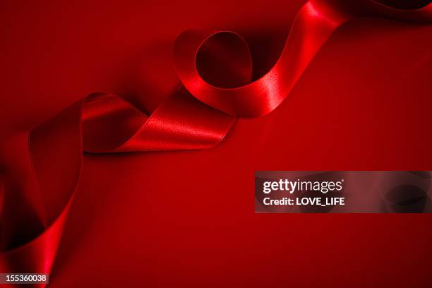 cinta de raso roja fondo - raso fotografías e imágenes de stock